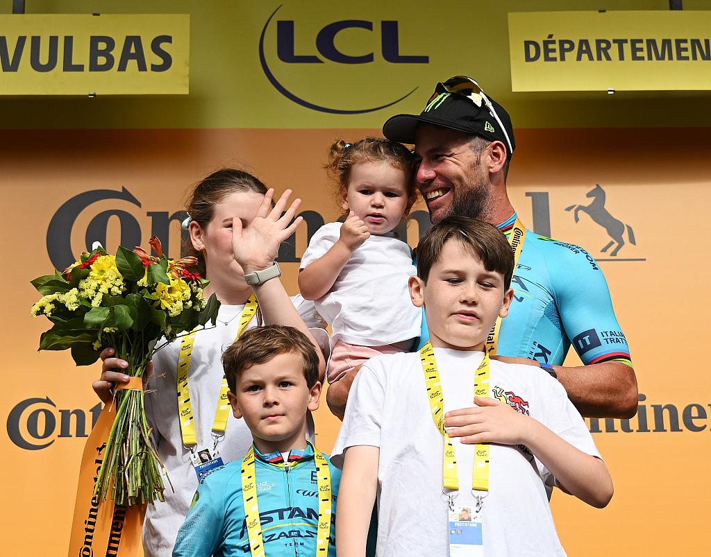 British cyclist Mark Cavendish of Team Astana Qazaqstan celebrates with his family on the podium after winning the 111th Tour de France's fifth stage, a 177.4km journey from Saint-Jean-De-Maurienne to Saint-Vulbas, France, July 3, 2024. /CFP 