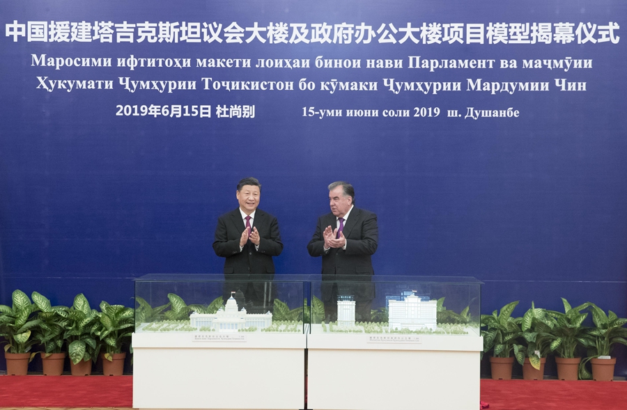 Chinese President Xi Jinping and Tajik President Emomali Rahmon jointly witness the unveiling of the models of two buildings for Tajikistan's government and parliament in Dushanbe, Tajikistan, June 15, 2019. /Xinhua