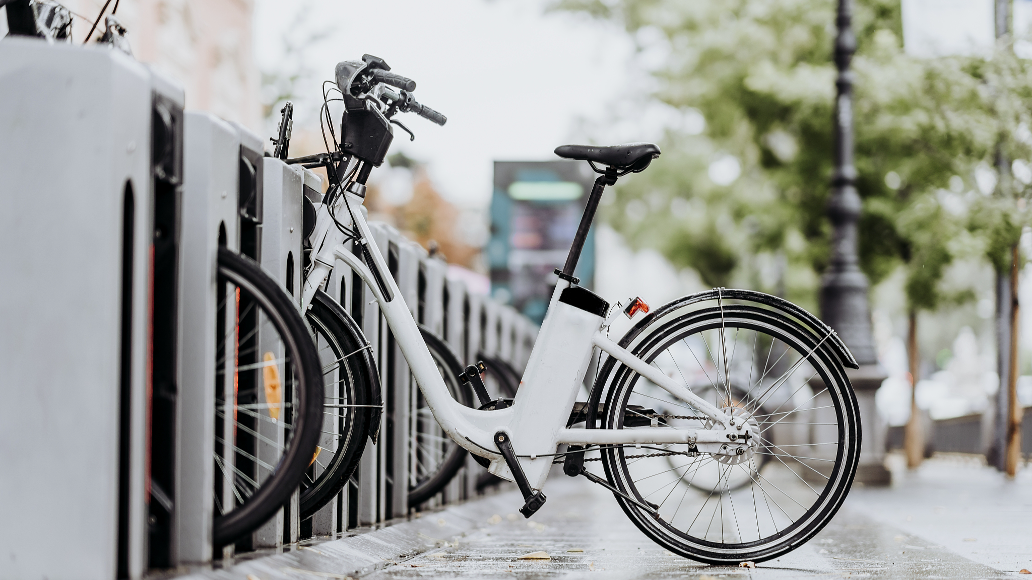 An e-bike is parked at a public bike rack. /CFP