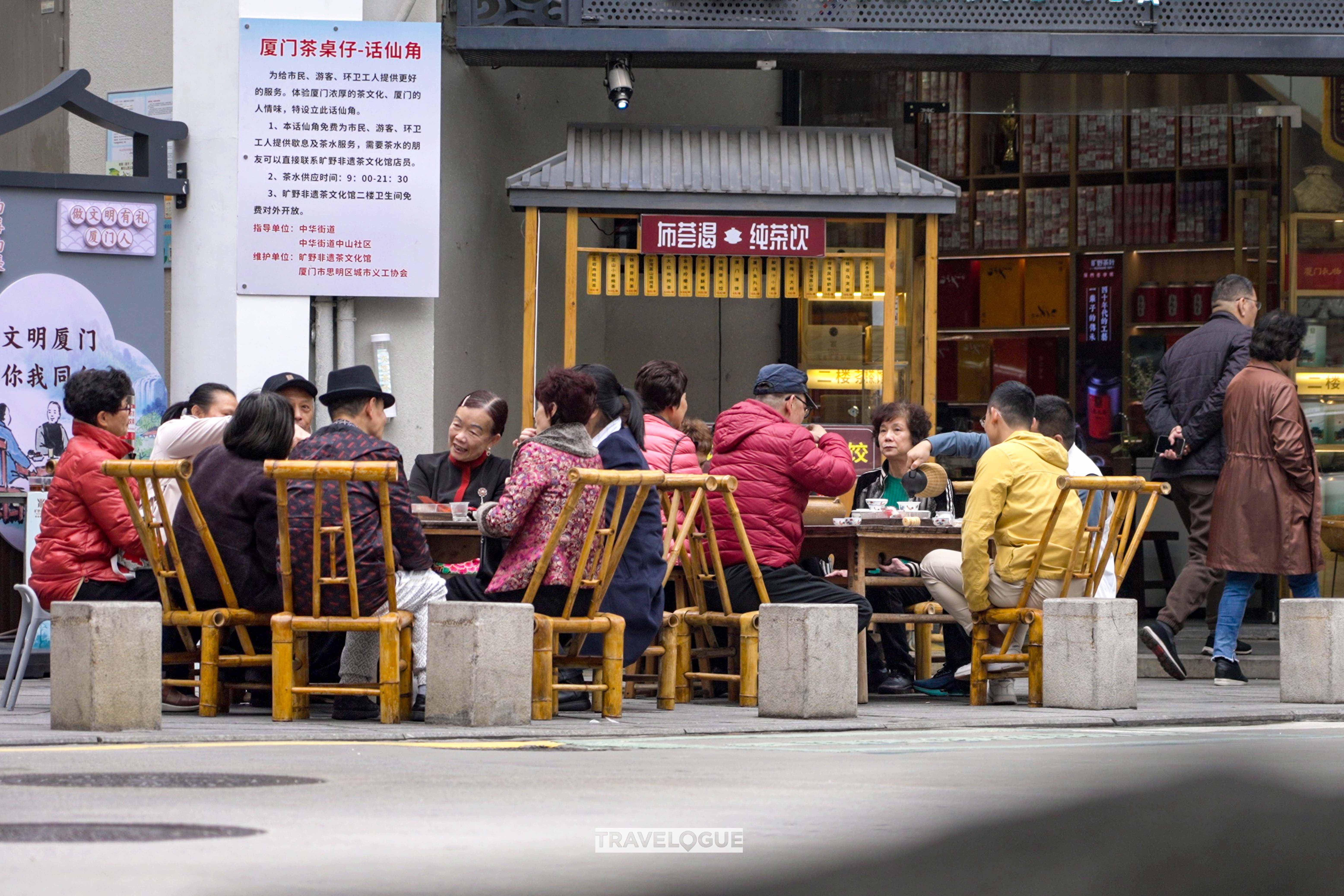 People in Xiamen, Fujian Province, drink tea on the street. /CGTN