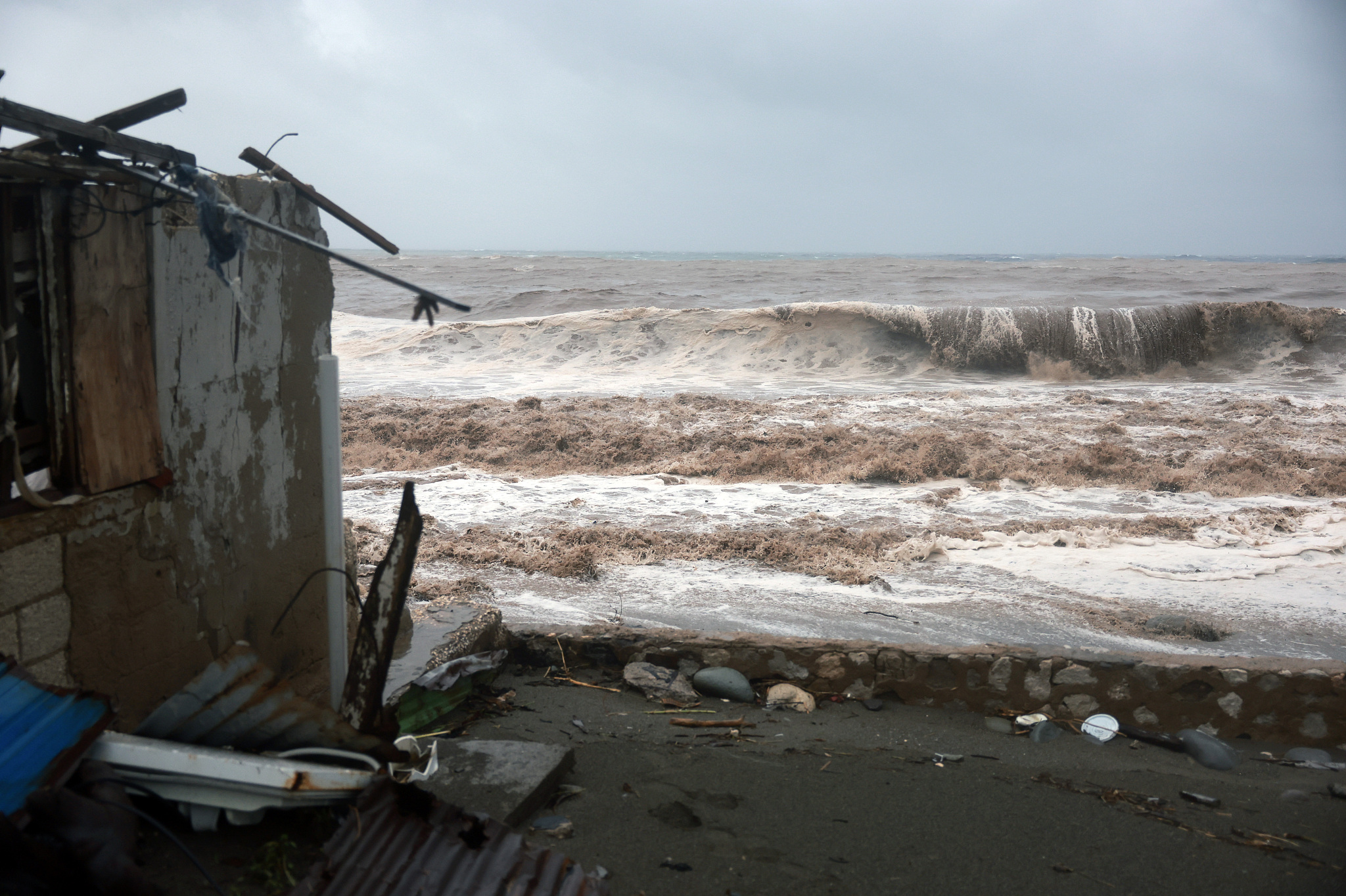 Waves crash ashore as Hurricane Beryl passes through, Kingston, Jamaica, July 3, 2024. /CFP