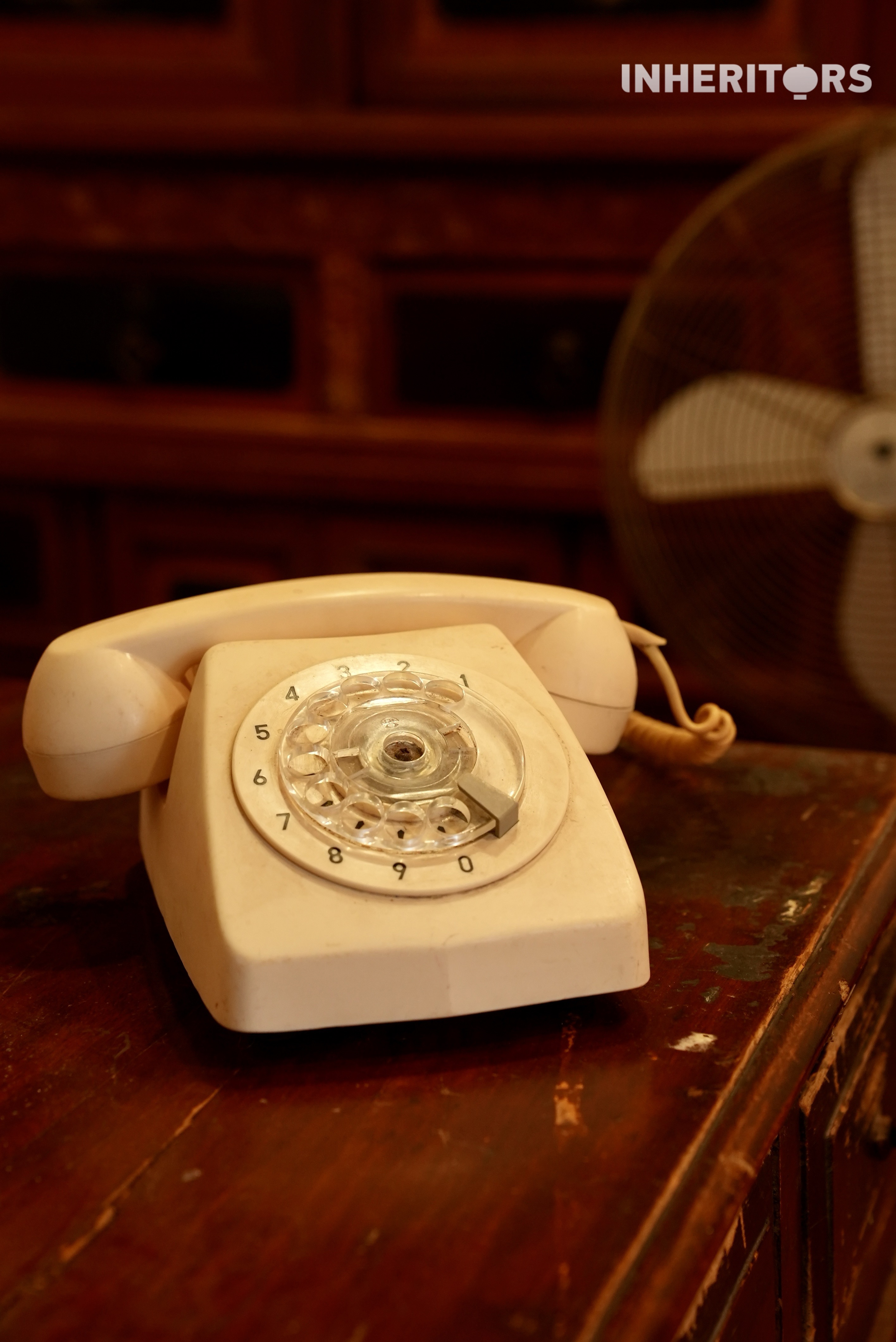 Nostalgic items such as old lamps, radios and thermos flasks are used by people for decoration, creating a uniquely retro atmosphere in Quanzhou, Fujian Province. /CGTN