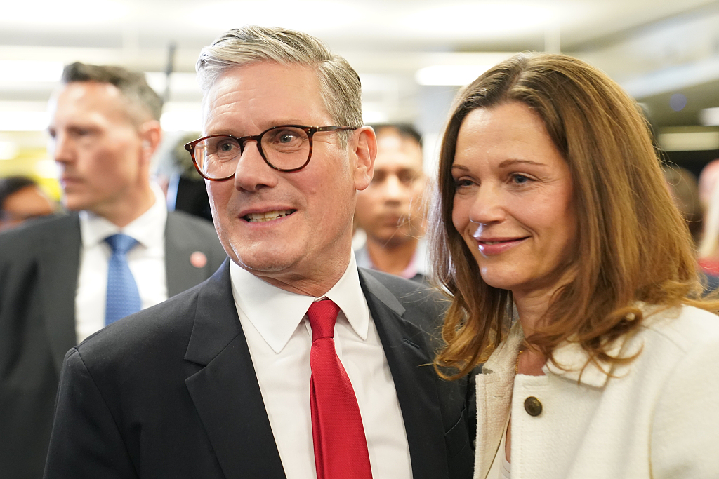 Labour leader Sir Keir Starmer and his wife Victoria arrive at the headquarters of Camden Council for the count in the Holborn and St Pancras constituency, London, England, July 5, 2024. /CFP
