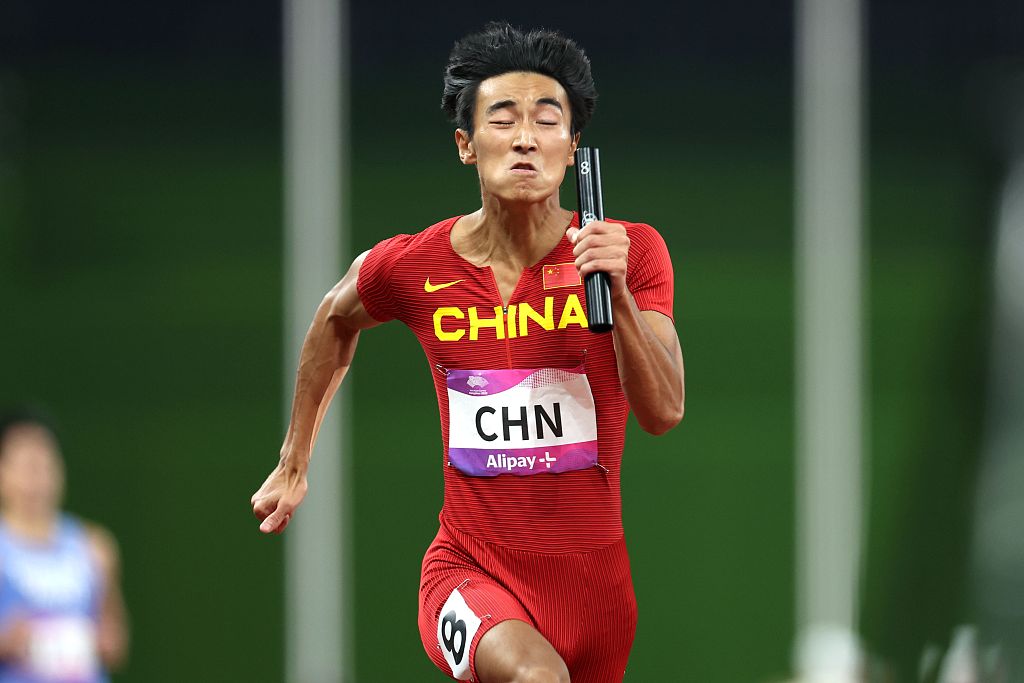 Chen Jiapeng of China competes in the men's 4x100-meter relay final at the 19th Asian Games in Hangzhou, east China's Zhejiang Province, October 3, 2023. /CFP
