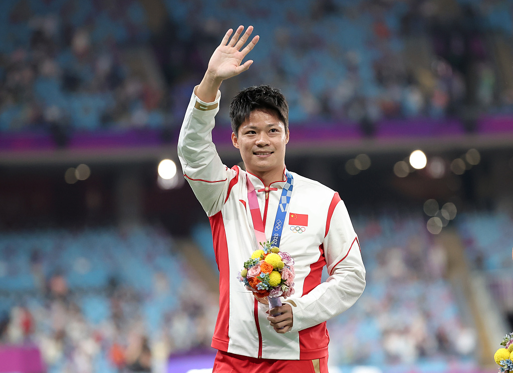 Su Bingtian of China receives the men's 4x100-meter relay bronze medal afor the Tokyo Olympic Games in Hangzhou, east China's Zhejiang Province, October 4, 2023. /CFP