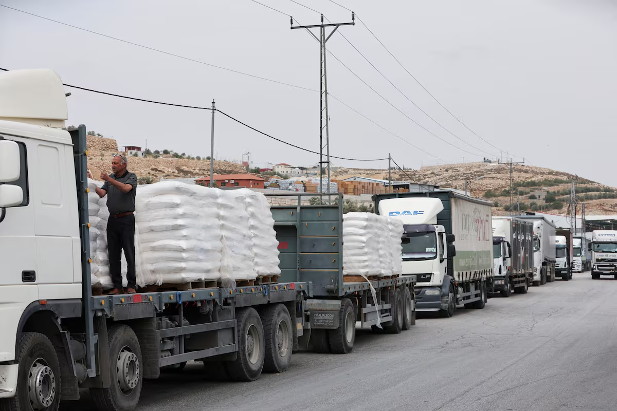 Commercial food trucks are seen near a checkpoint near Hebron, amid the ongoing conflict in Gaza between Israel and the Palestinian group Hamas, in the Israeli-occupied West Bank, May 28, 2024. /Reuters