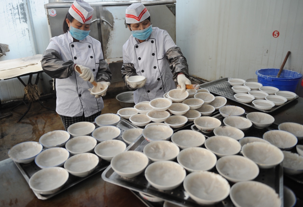 A file photo of cooks preparing the wantuan dish /IC