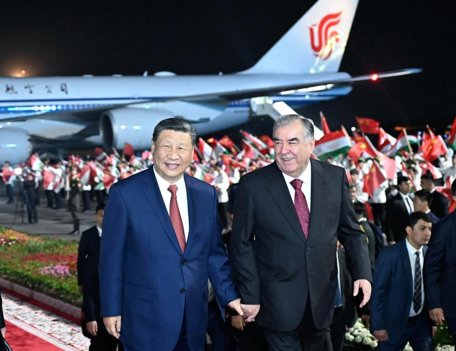 Tajik President Emomali Rahmon holds a grand welcome ceremony for Chinese President Xi Jinping at the airport in Dushanbe, Tajikistan, July 4, 2024. /Xinhua