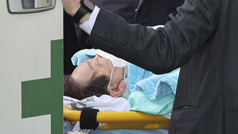 Lee Jae-myung on a stretcher arrives at a heliport in Seoul, South Korea, January 2, 2024. /CFP