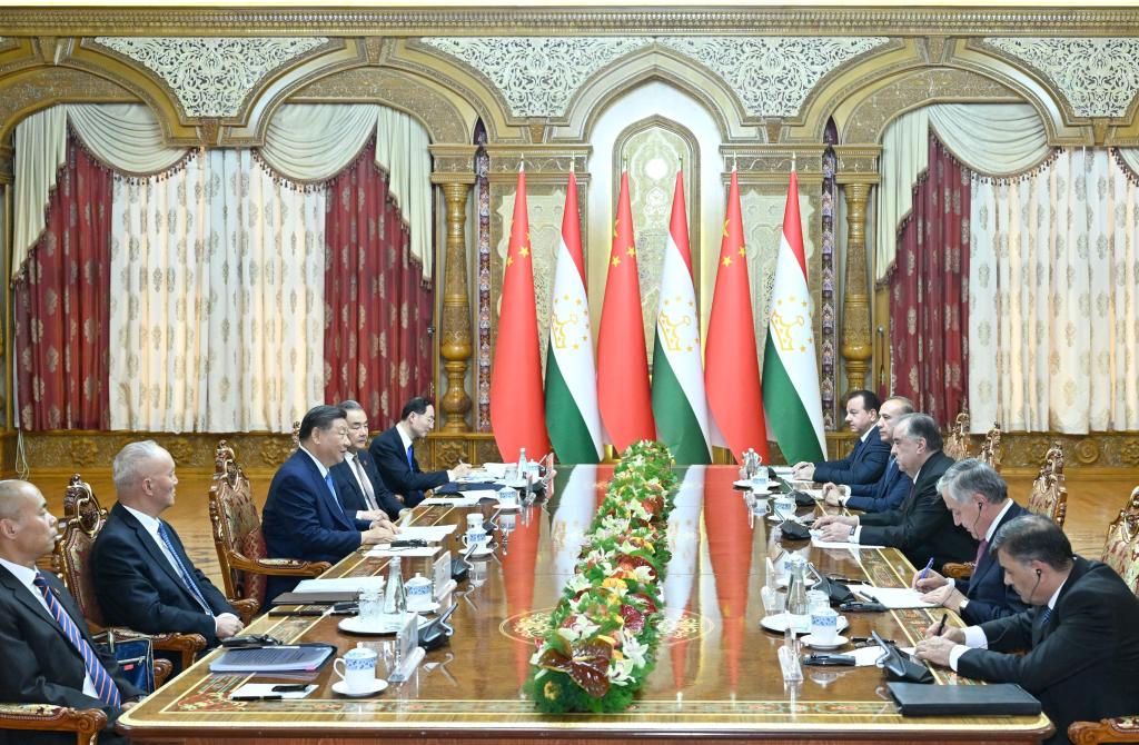 Chinese President Xi Jinping and Tajik President Emomali Rahmon hold small-group talks in Dushanbe, Tajikistan, July 5, 2024. /Xinhua