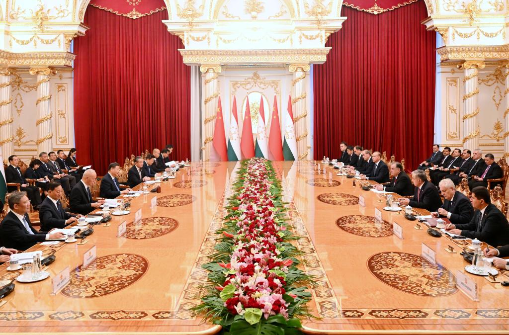 Chinese President Xi Jinping and Tajik President Emomali Rahmon hold big-group talks in Dushanbe, Tajikistan, July 5, 2024. /Xinhua