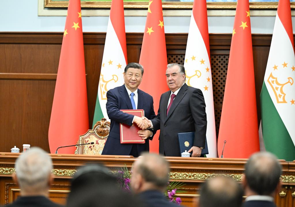 Chinese President Xi Jinping and Tajik President Emomali Rahmon sign a joint statement between the two countries on developing the comprehensive strategic cooperative partnership in the new era after their talks in Dushanbe, Tajikistan, July 5, 2024. /Xinhua