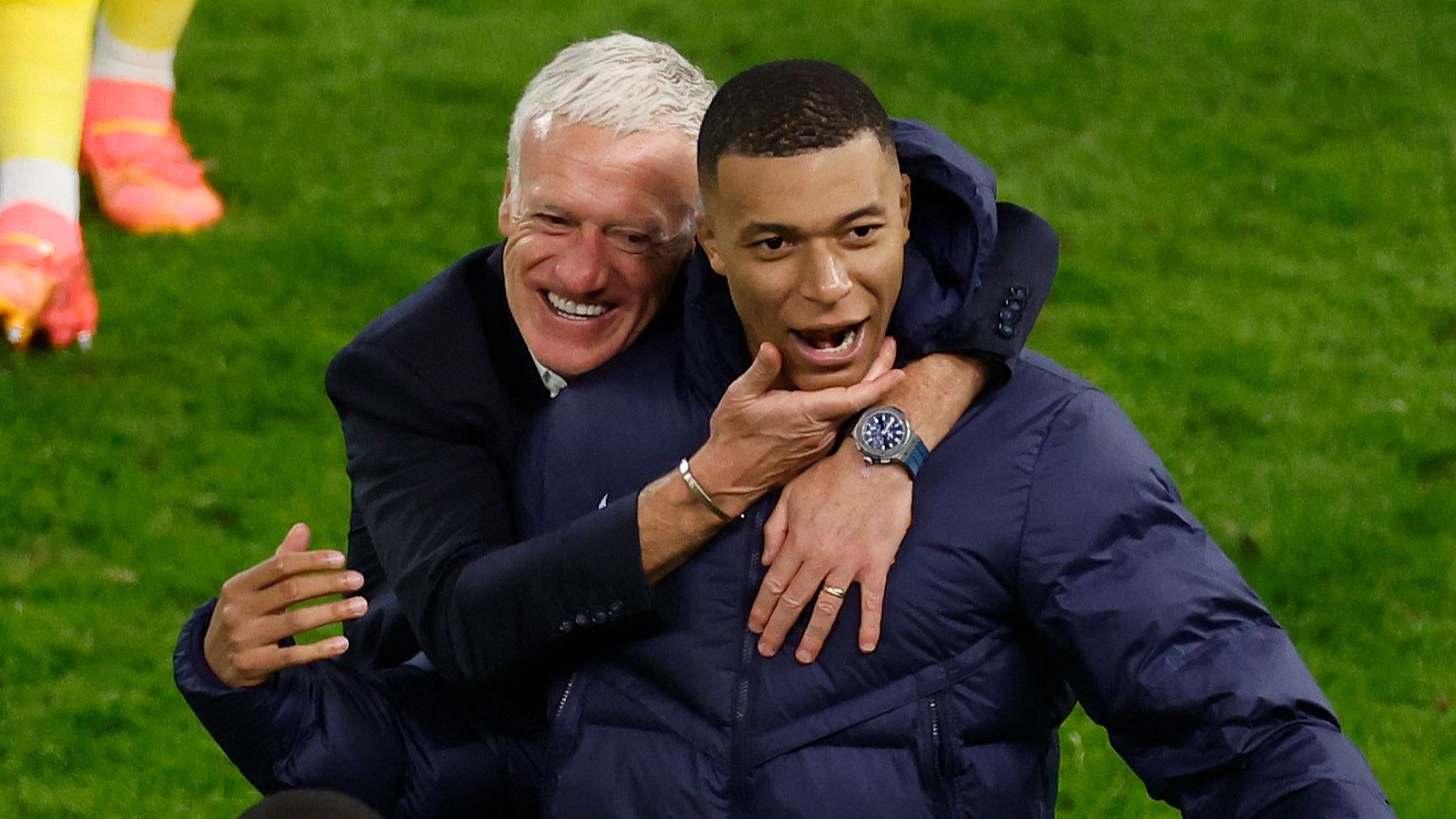 France coach Didier Deschamps (L) and Kylian Mbappe celebrate after winning the UEFA Euro 2024 quarter-final  match against Portugal in Hamburg, Germany, July 5, 2024. /CFP
