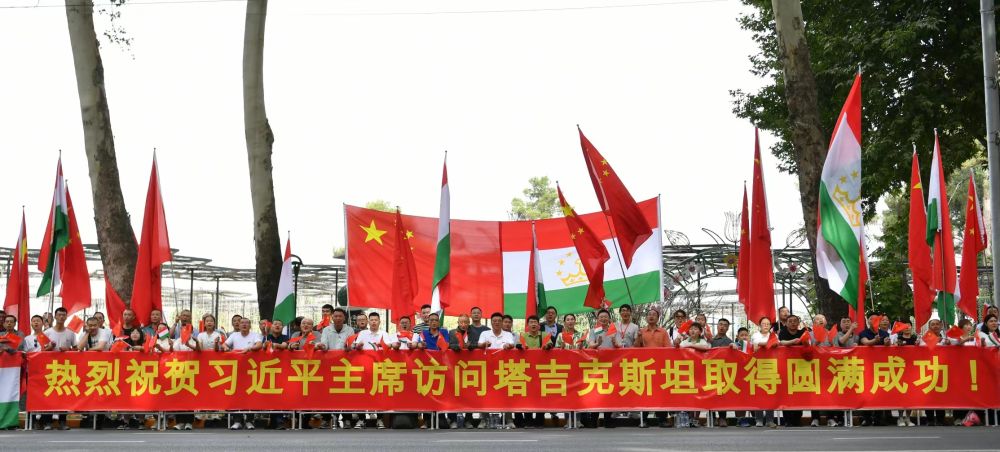 People wave the national flags of China and Tajikistan, congratulating Chinese President Xi Jinping on his successful state visit, as Xi made his way to the airport in Dushanbe, Tajikistan, July 6, 2024. /Xinhua