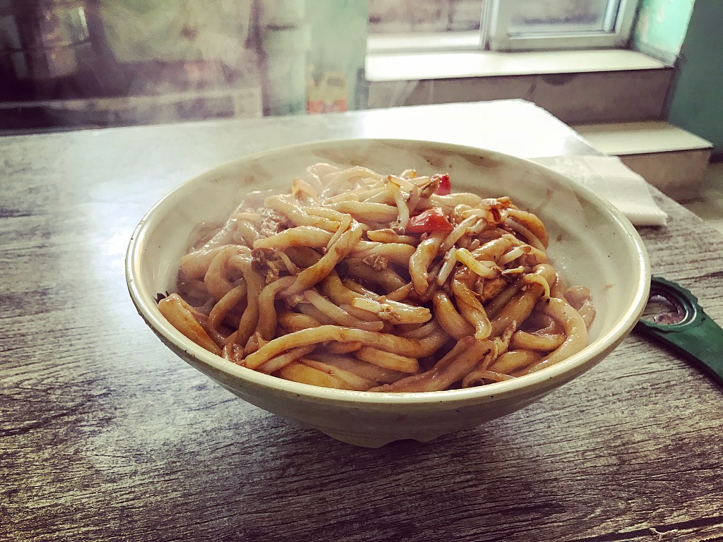 A regular sized bowl of fried tijian noodles with bean sprouts and red bell pepper in north China's Shanxi Province. /CFP