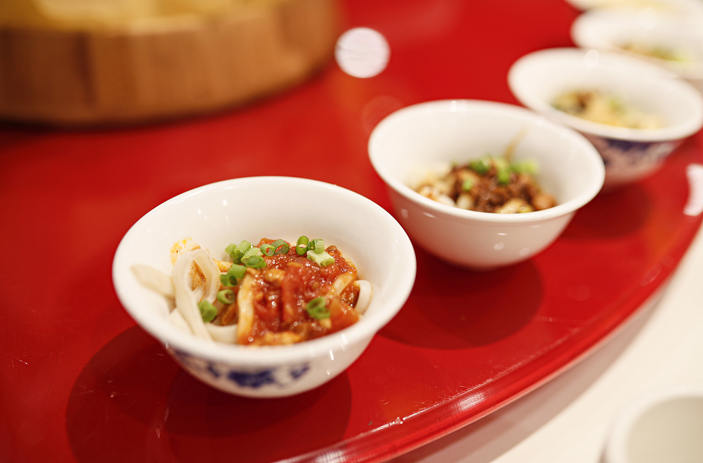 Small bowls containing tijian noodles with different toppings and sauces for visitors to sample. /CFP
