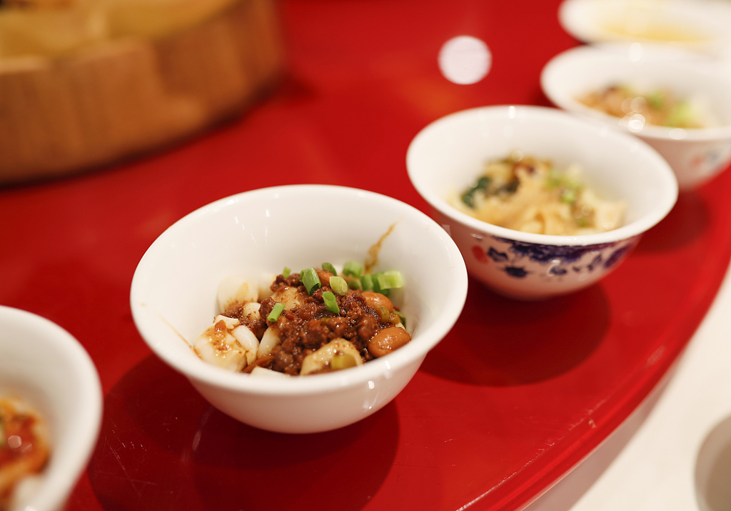 Small bowls containing tijian noodles with different toppings and sauces for visitors to sample. /CFP