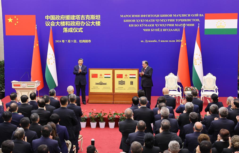 Chinese President Xi Jinping (L) and Tajik President Emomali Rahmon attend the inauguration of a parliament building and a government building aided by China in Dushanbe, Tajikistan, July 5, 2024. /Xinhua