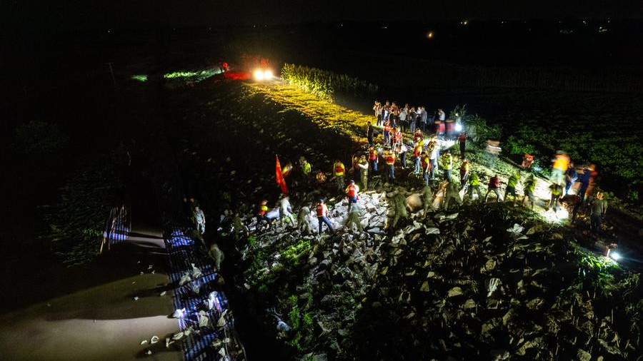 Xi Jinping urges all-out rescue efforts after dike breach in C China