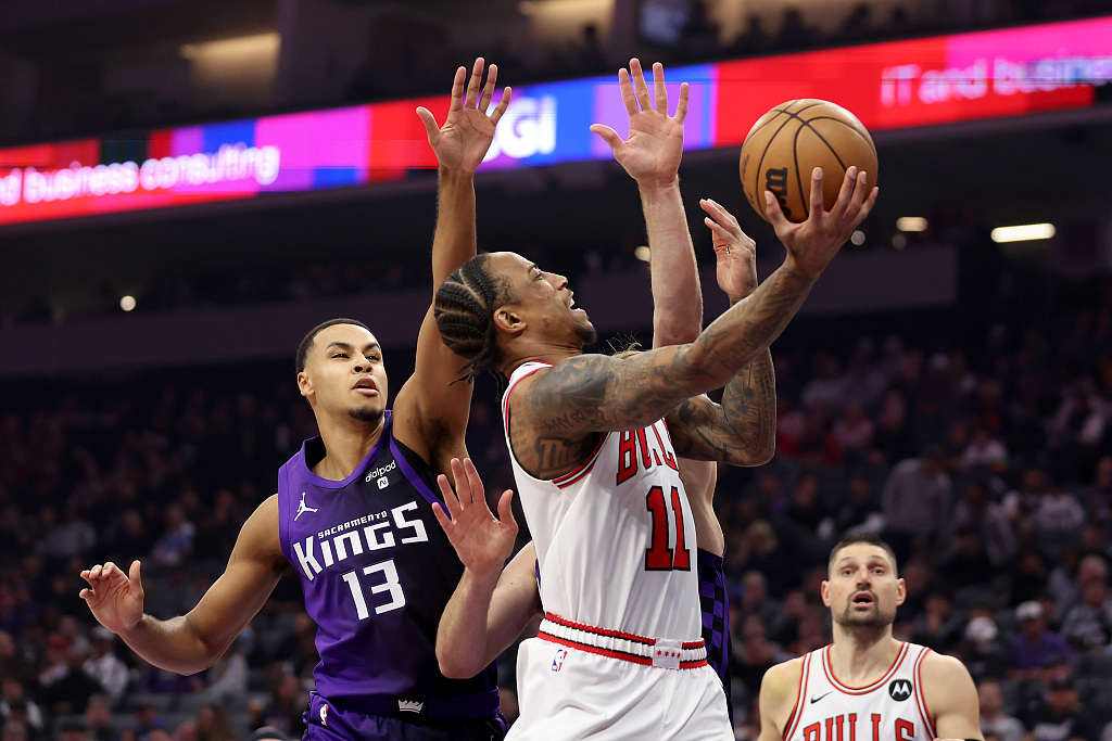 DeMar DeRozan (#11) of the Chicago Bulls drives toward the rim in a game against the Sacramento Kings at the Golden 1 Center in Sacramento, California, March 4, 2024. /CFP
