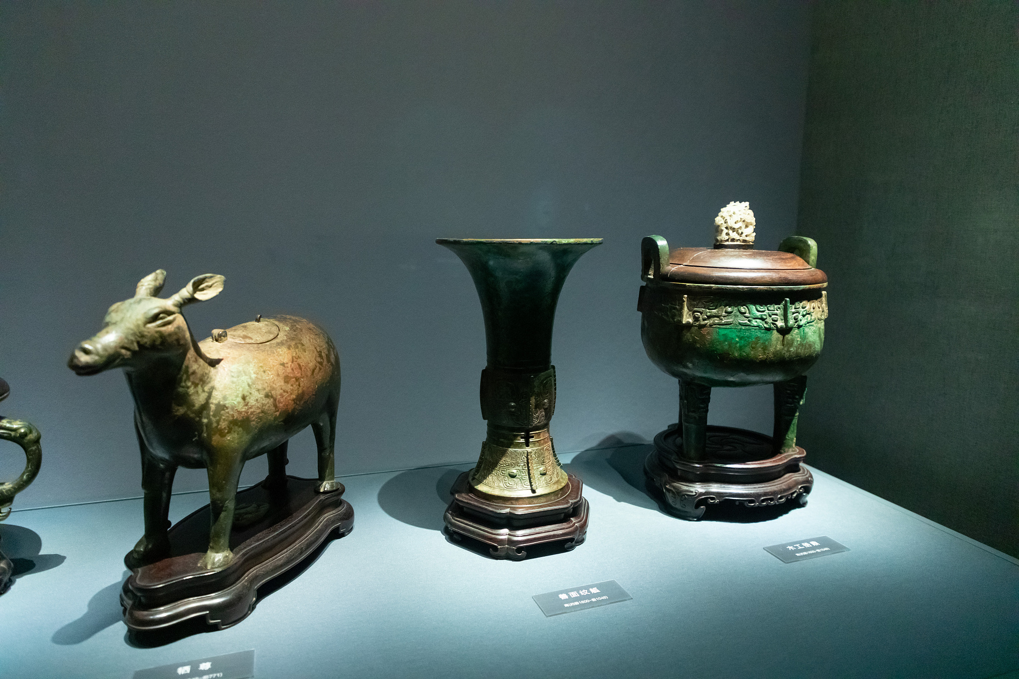 Offerings from the Shang (1600-1046 BC) and Zhou dynasties (1046-221 BC) bestowed upon the Confucius family by the Qianlong Emperor in 1771 are on display at an exhibition showcasing exquisite cultural relics from Shandong Province. /CFP