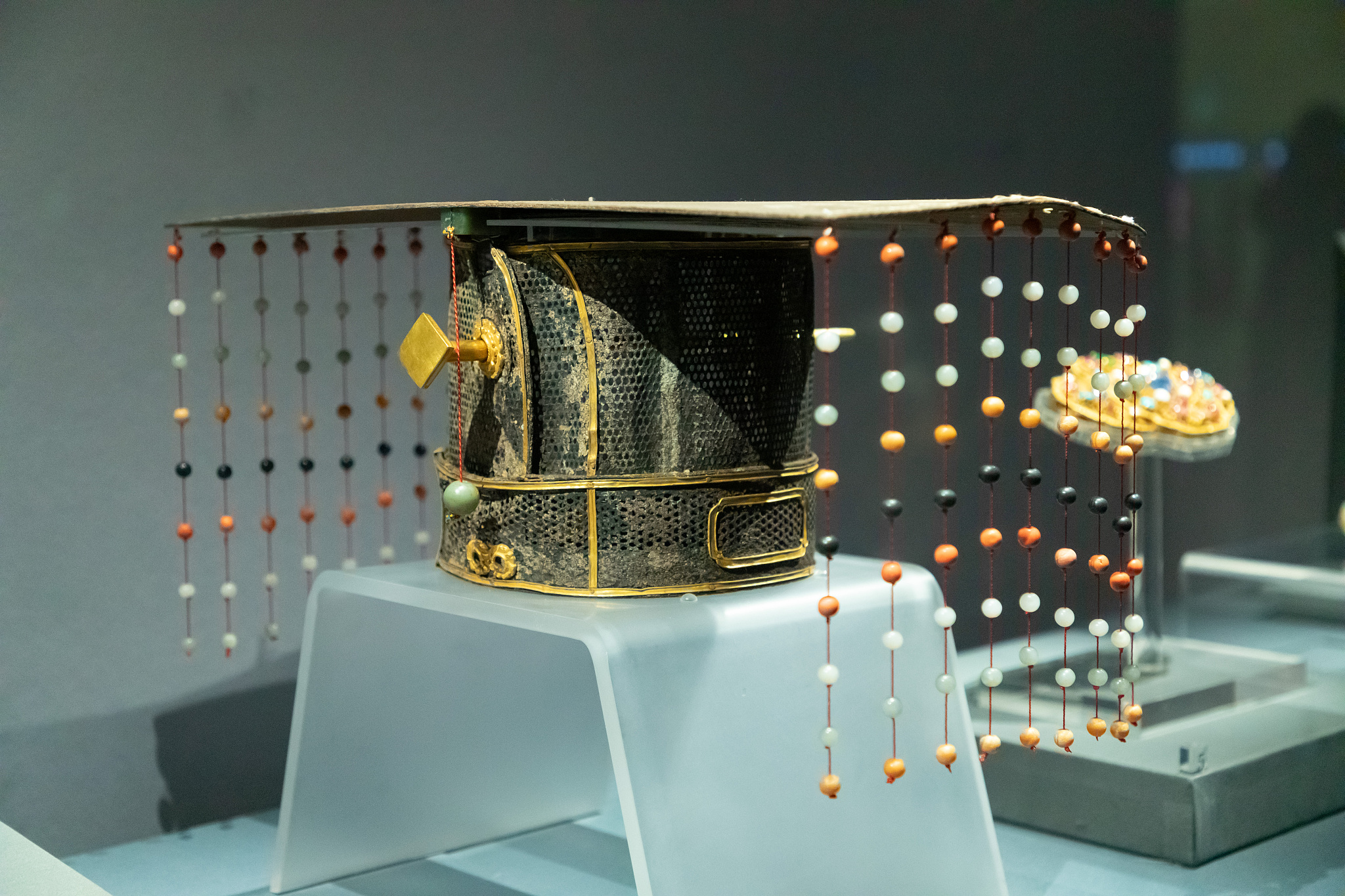 A nine-stringed crown unearthed from the tomb of a Ming Dynasty (1368-1644) prince is on display at an exhibition showcasing exquisite cultural relics from Shandong Province. /CFP