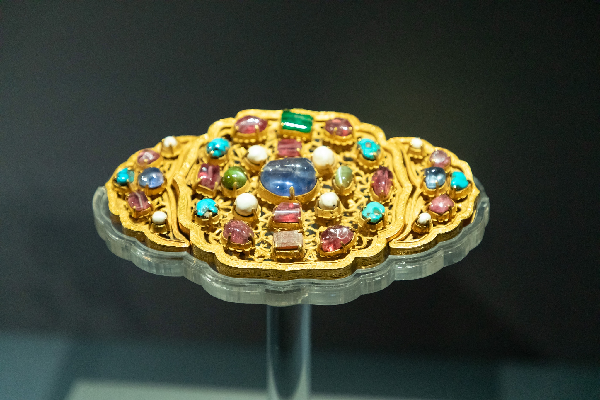 A gold belt decoration adorned with gems from the Ming Dynasty (1368-1644) is on display at an exhibition showcasing exquisite cultural relics from Shandong Province. /CFP