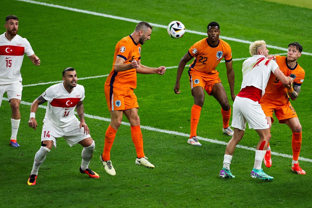 Stefan De Vrij (L3) of the Netherlands scores on a header in the Euro 2024 quarterfinals against Türkiye in Berlin, Germany, July 6, 2024. /CFP