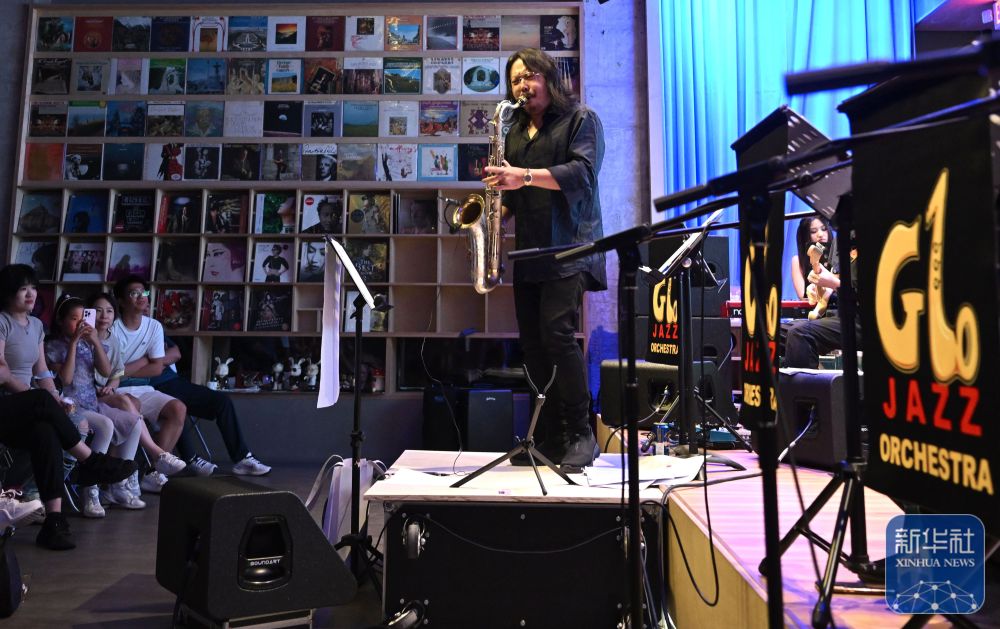 Saxophonist and band leader Li Gaoyang performs in the 798 Art District of Beijing on July 6, 2024. /Xinhua