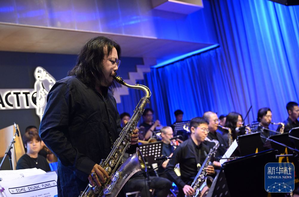 Saxophonist and band leader Li Gaoyang performs in the 798 Art District of Beijing on July 6, 2024. /Xinhua