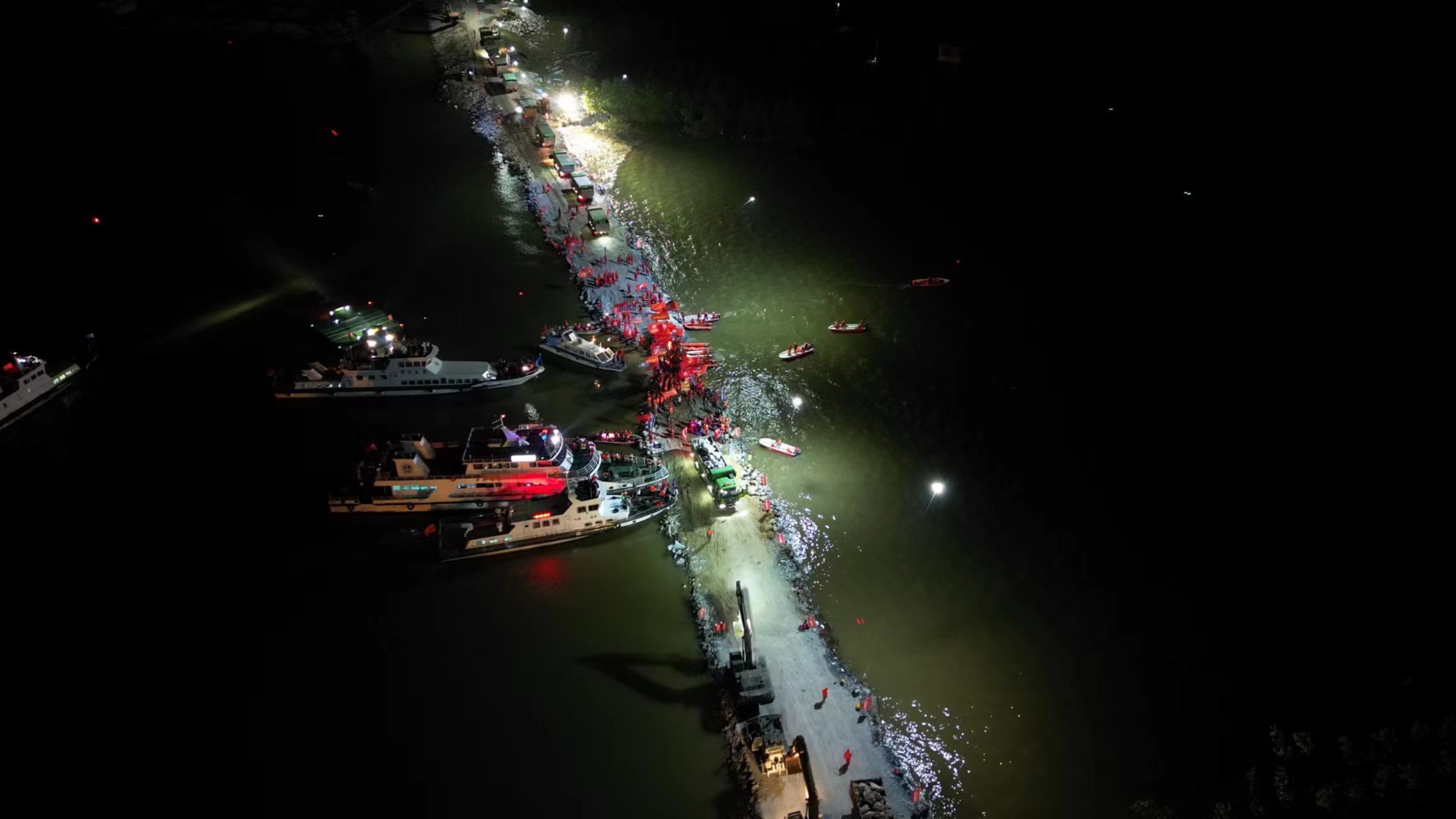 Rescue teams rush to block the dike breach on Dongting Lake, July 8, 2024. /CGTN