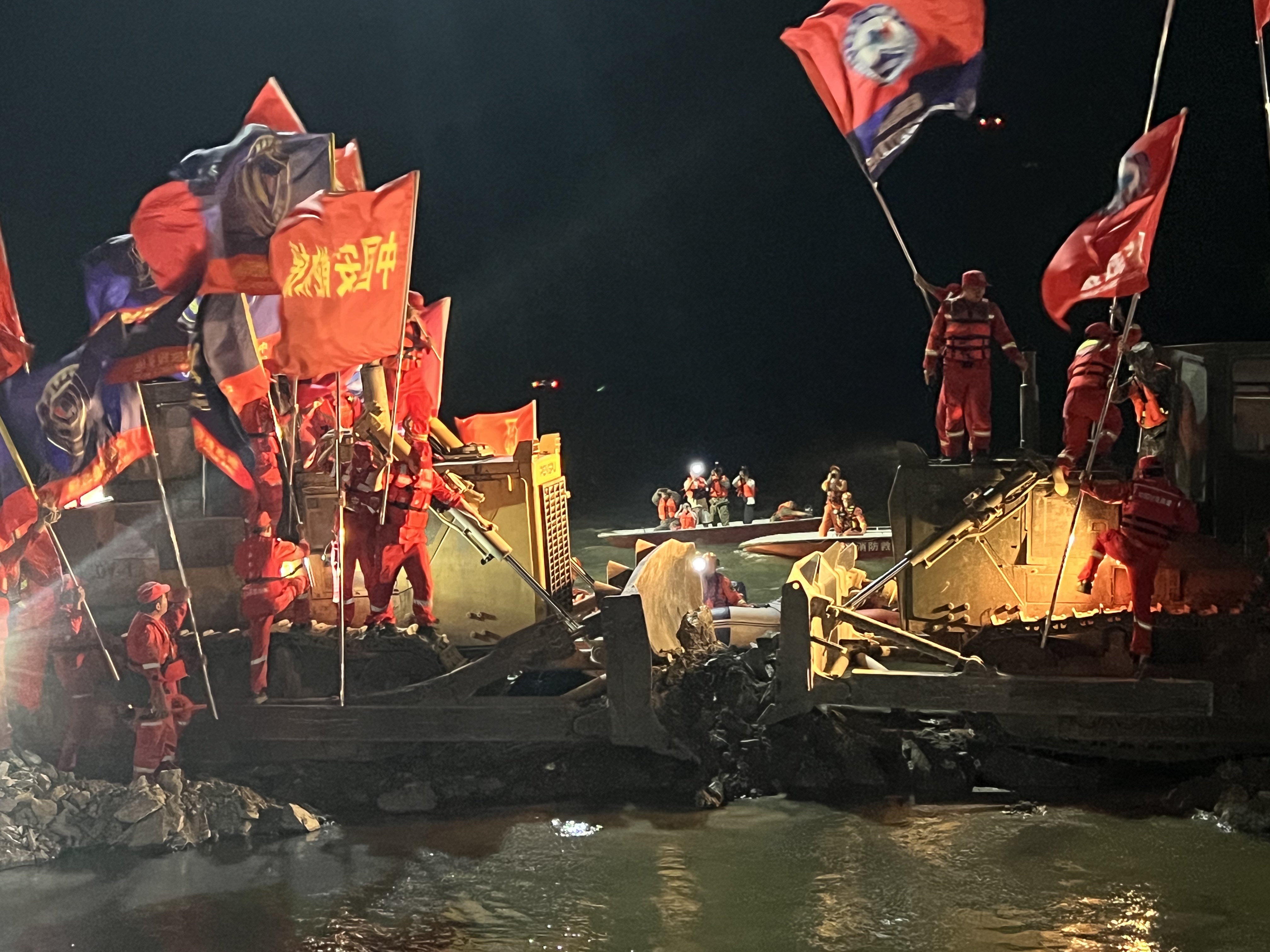 Rescue teams rush to block the dike breach on Dongting Lake, July 8, 2024. /CGTN