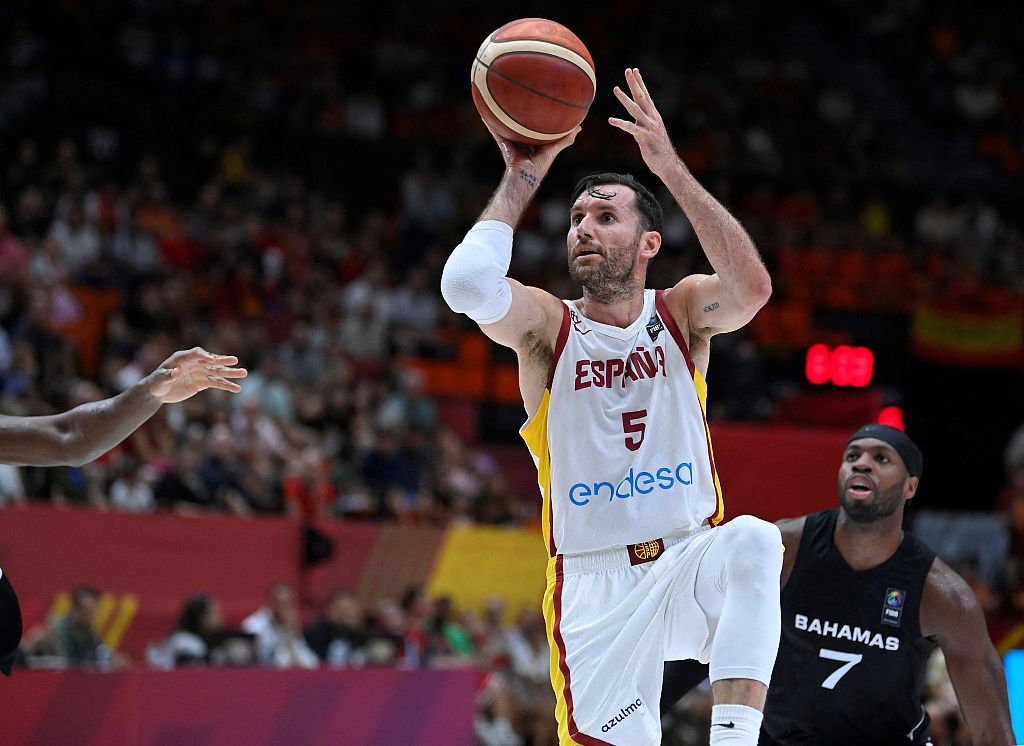 Rudy Fernandez (#5) of Spain shoots in one of the 2024 FIBA Men's Olympic Qualifying Tournaments finals against the Bahamas in Valencia, Spain, July 7, 2024. /CFP