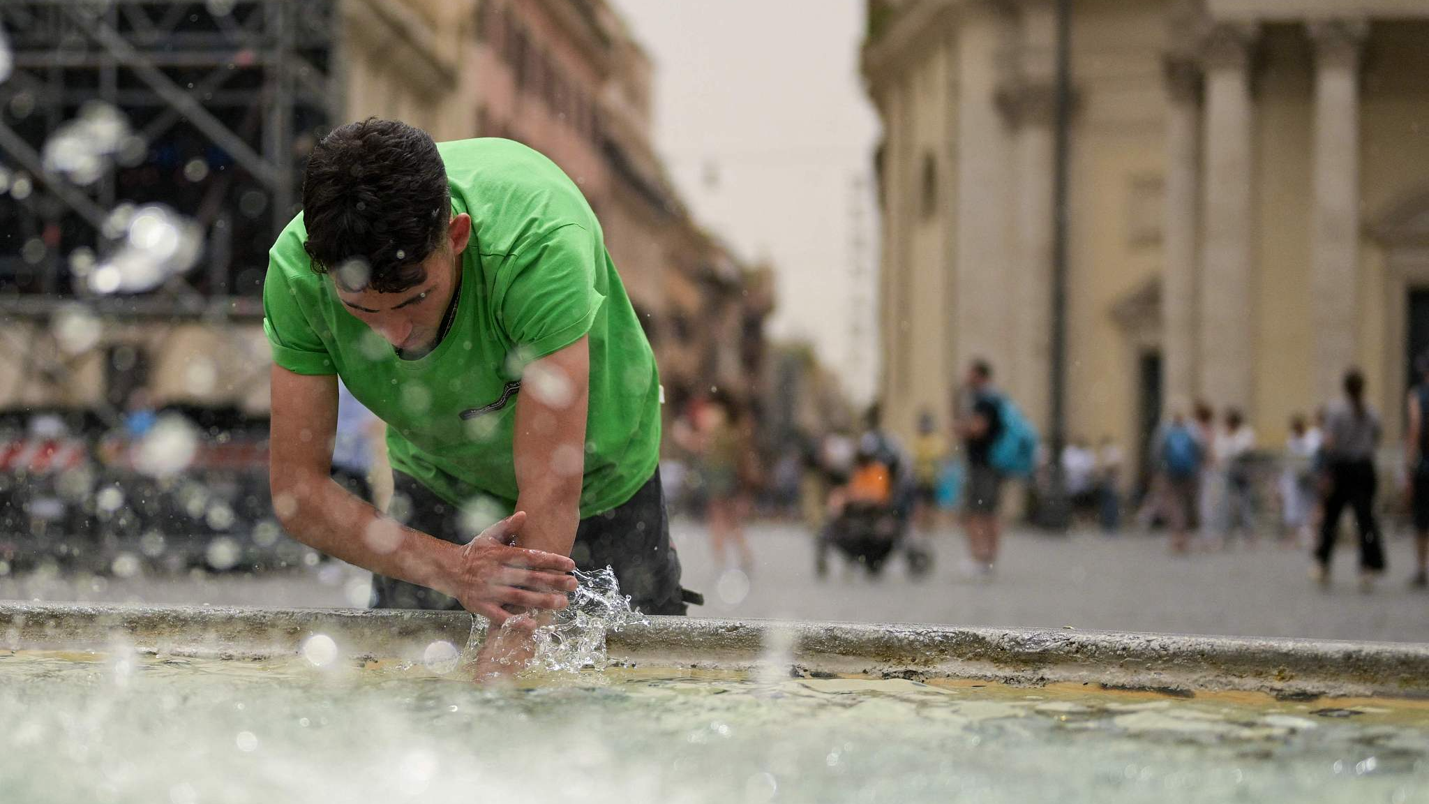A man refreshes at a fountain at Piazza del Popolo amid a heat wave in Rome, Italy, June 20, 2024. /CFP