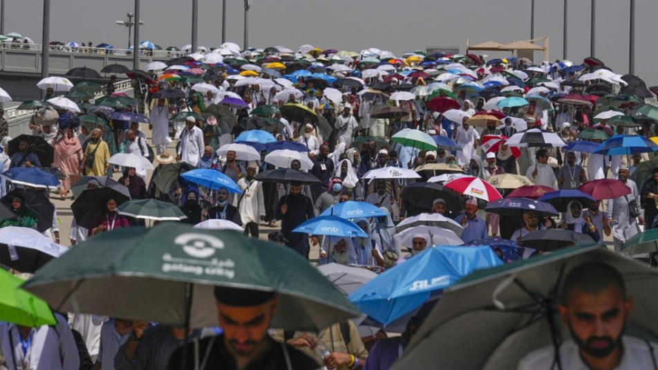 Pilgrims use umbrellas to shield themselves from the sun in Mina, near the holy city of Mecca, Saudi Arabia, June 18, 2024. / CFP