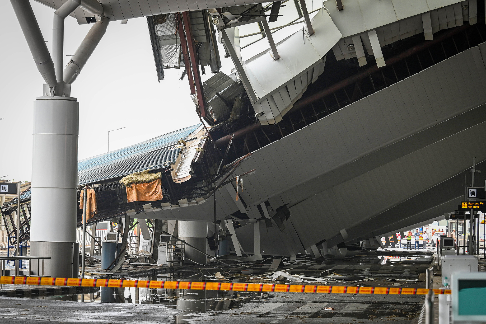 A collapsed airport roof after heavy rainfall in the early hours of the morning on June 28, 2024, in New Delhi, India, resulted in the death of one person and injuries to six others. /CFP