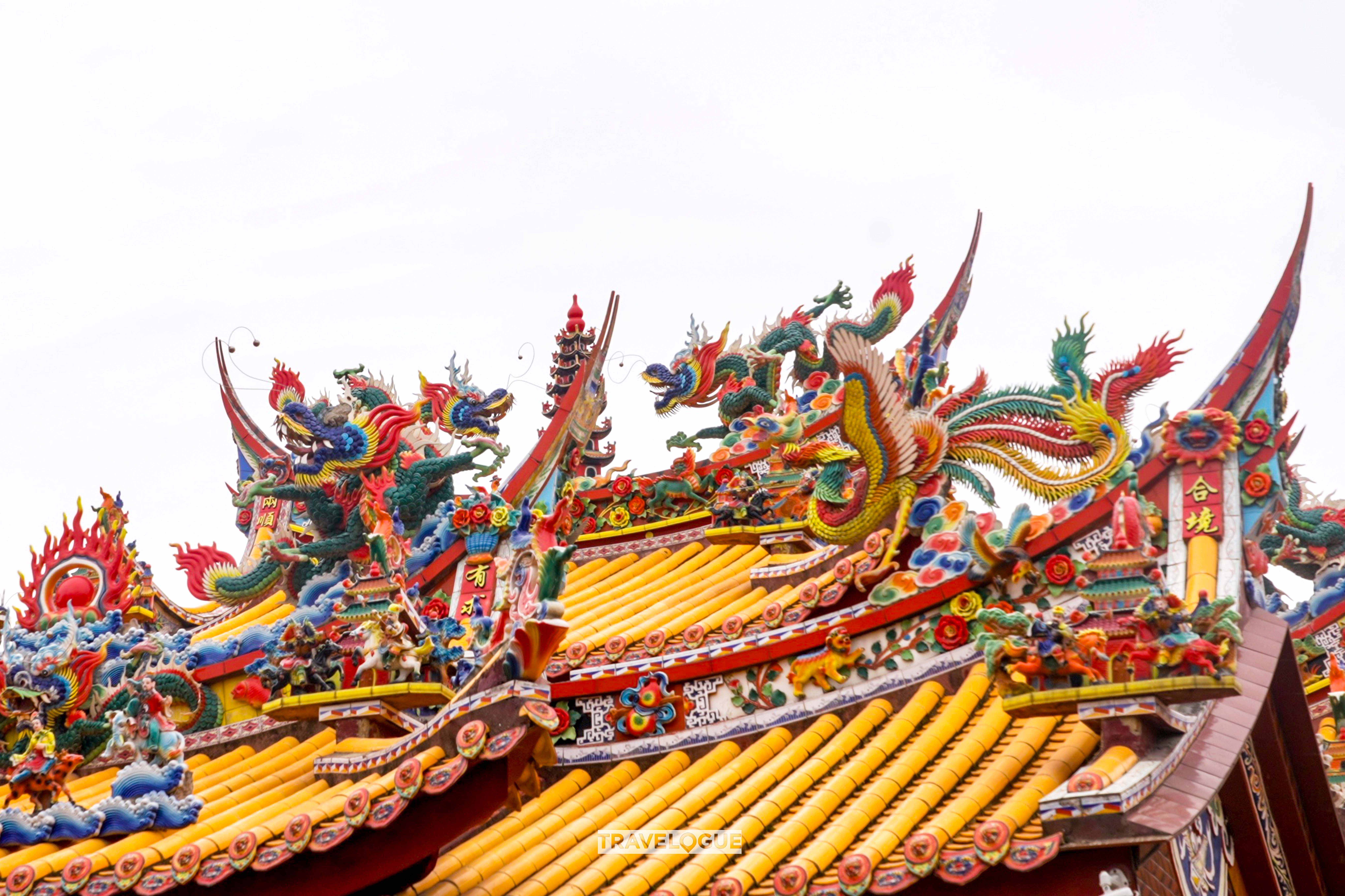 Inlaid porcelain dragons and deities adorn an ancestral temple in Xiamen, Fujian Province. /CGTN