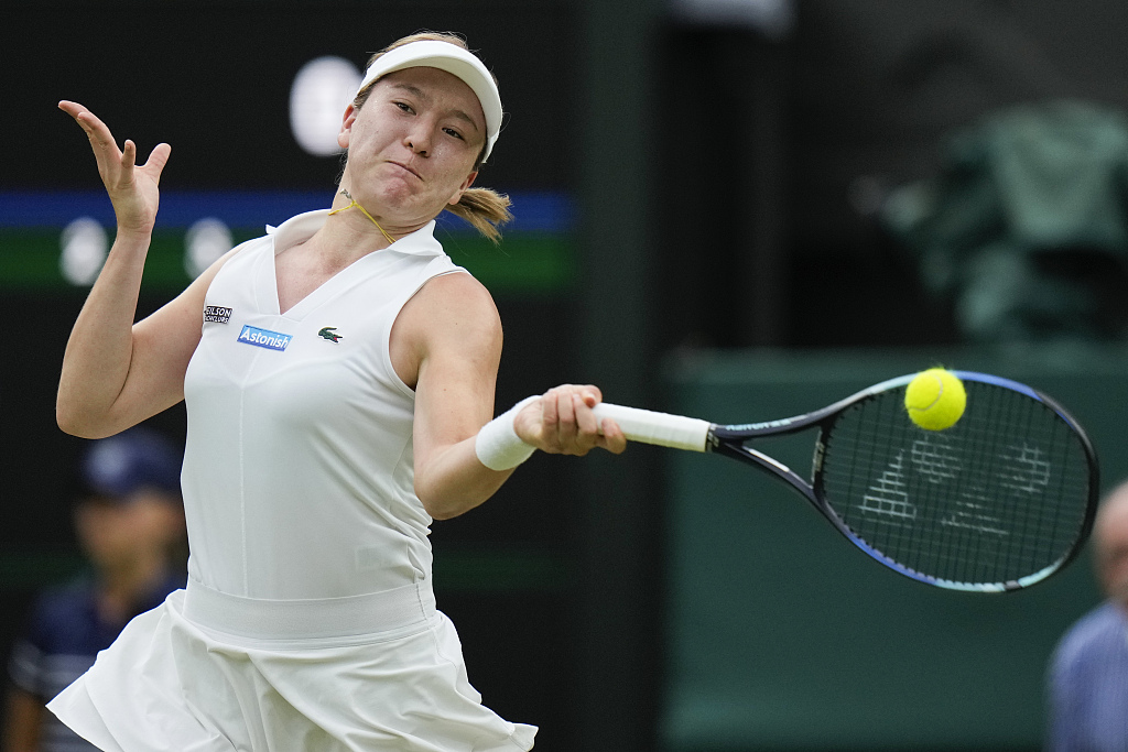 Lulu Sun of New Zealand competes in a women's singles round of 16 match against Emma Raducanu of the United Kingdom at the Wimbledon Championships at the All England Lawn Tennis and Croquet Club in London, United Kingdom, July 7, 2024. /CFP