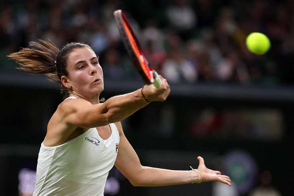 Emma Navarro of the USA competes in a women's singles round of 16 match against American compatriot Coco Gauff at the Wimbledon Championships at the All England Lawn Tennis and Croquet Club in London, United Kingdom, July 7, 2024. /CFP