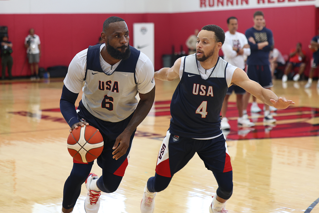 Stephen Curry (#4) of USA guards LeBron James (#6) in a USA practice in Las Vegas, Nevada, July 6, 2024. /CFP