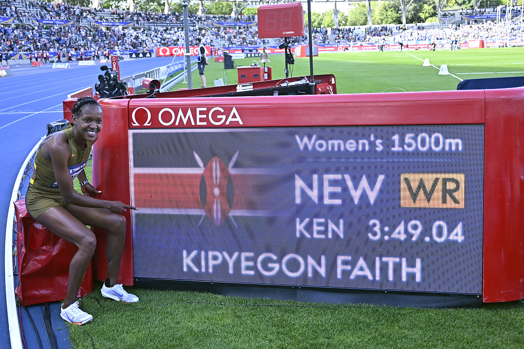 Faith Kipyegon of Kenya celebrates after breaking the women's 1,500-meter world record at the World Athletics Diamond League event in Paris, France, July 7, 2024. /CFP