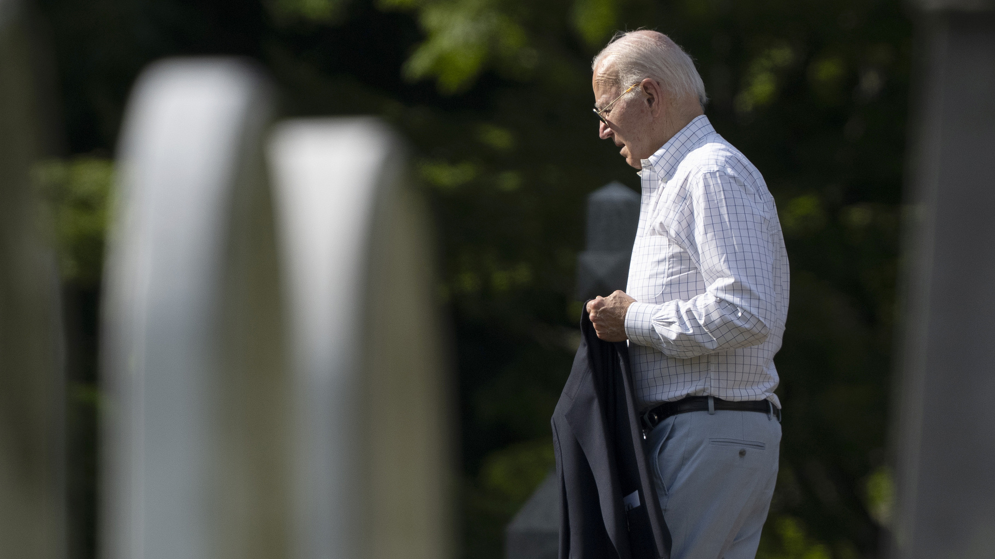 U.S. President Joe Biden walks between tombstones as he arrives to attend a mass at St. Joseph on the Brandywine Catholic Church in Wilmington, Delaware, July 6, 2024. /CFP