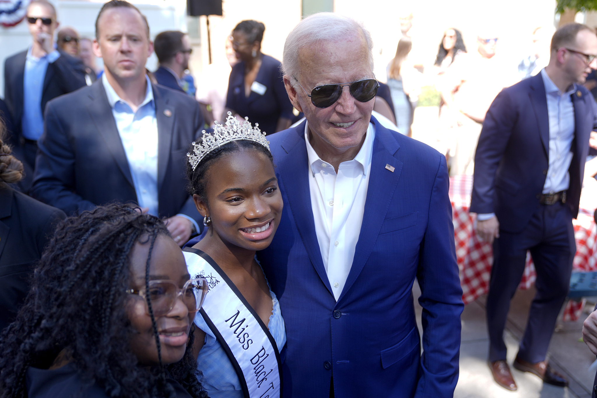 U.S. President Joe Biden takes a photo with supporters at a campaign rally in Harrisburg, Pennsylvania, U.S., July 7, 2024. /CFP