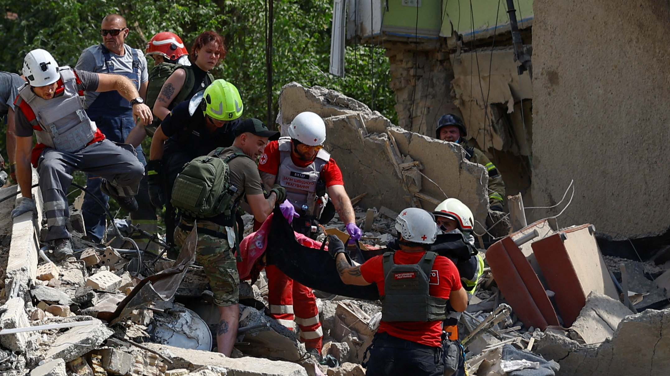 Rescuers carry the body of a child found in an apartment building that was heavily damaged during a missile strike in Kyiv, Ukraine, July 8, 2024. /Reuters