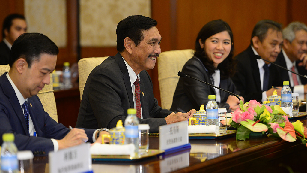 Indonesia's Coordinating Minister for Maritime Affairs and Investment Luhut Binsar Pandjaitan (L2) speaks during a meeting in Beijing, capital of China, April 12, 2018. /CFP