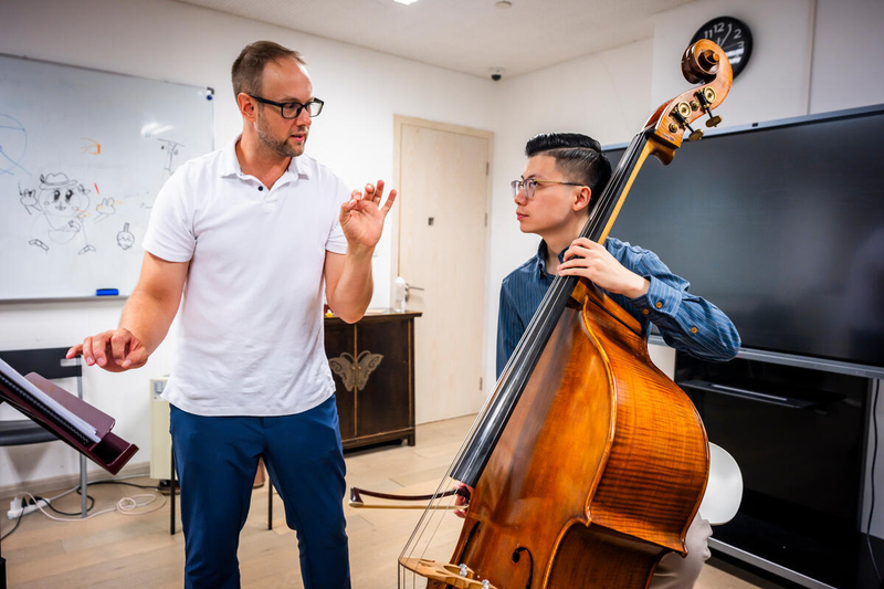 NY Phil associate principal bass Max Zeugner provides instructions to an SOA student in Shanghai on July 3, 2024. /Chris Lee
