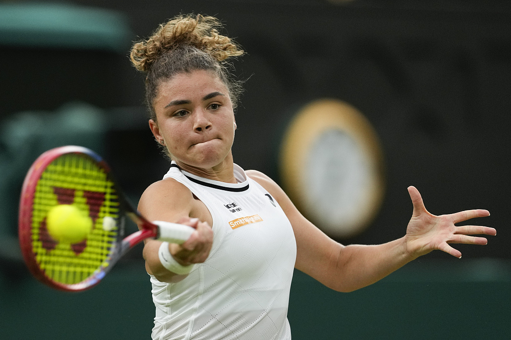 Jasmine Paolini of Italy competes in the women's singles quarterfinals match against Emma Navarro of the U.S. at the Wimbledon Championships at the All England Lawn Tennis and Croquet Club in London, Britain, July 9, 2024. /CFP