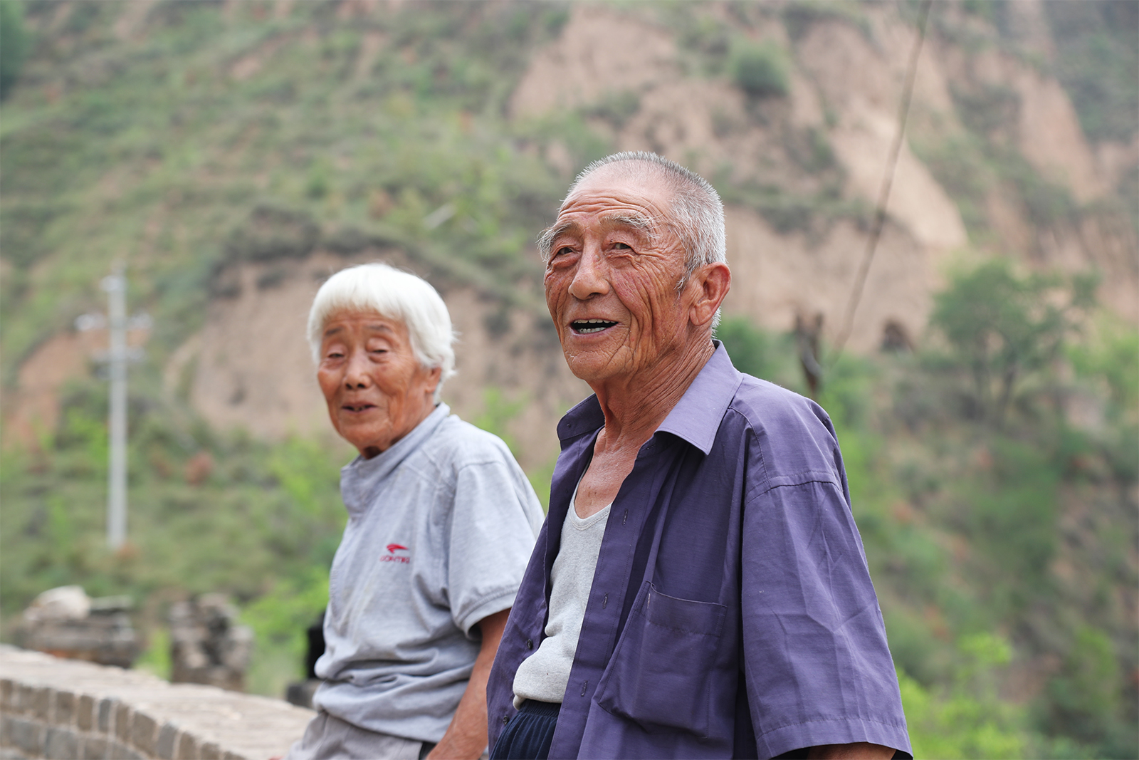 Residents of Zhangjiata Village smile while chatting with each other. /CGTN