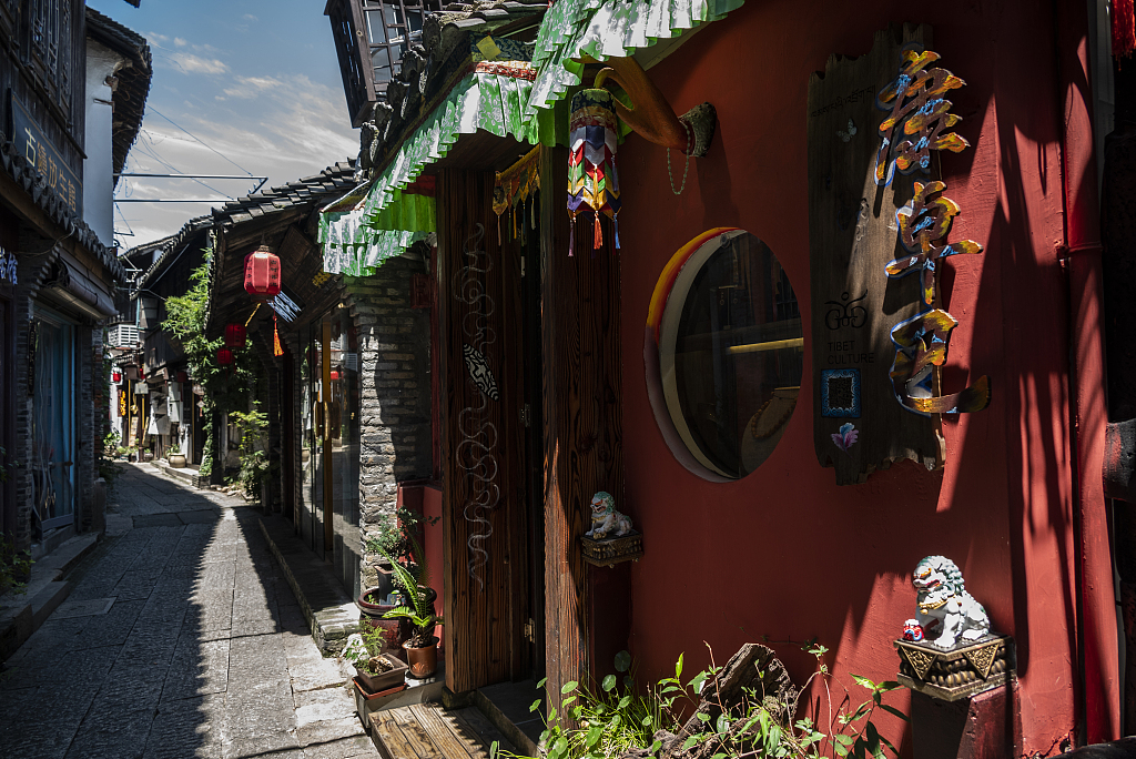 An alleyway at Zhujiajiao Ancient Town in the southwestern suburbs of Shanghai, July 7, 2024 /CFP