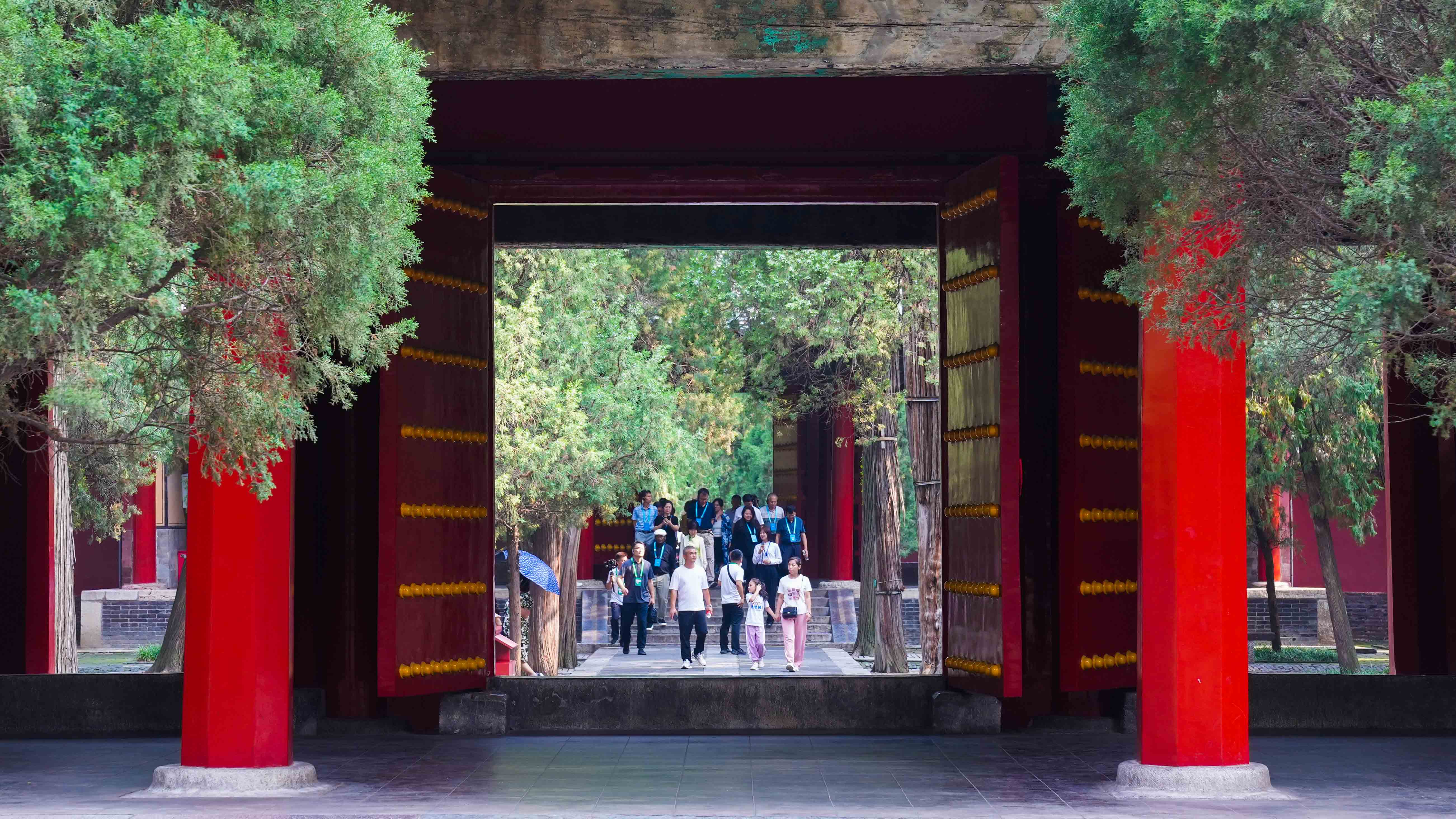 Attendees at 10th Nishan Forum visit Qufu's renowned Confucian Temple